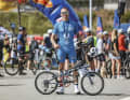 Si le parcours ne représente pas encore un défi suffisant : Michael Brichta avec son vélo pliant de course