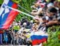 Irres Solo: Der Slowene Tadej Pogacar machte sich hundert Kilometer vor dem Ziel alleine auf und davon – frenetisch bejubelt von Tausenden Radsport-Fans.