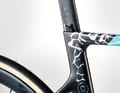 Typique : comme les vélos de compétition comparables, le Haro est avare en confort. La béquille aérodynamique et le cockpit réagissent de manière têtue aux irrégularités.