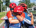 Forte performance : Marta Lach (au centre) et Lea Lin Teutenberg se réjouissent avec Martina Fidanza (à gauche) de sa victoire d'étape lors du Tour de Thuringe.