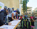 Être de la partie : Les participants à la Volta s'inscrivent avant chaque étape sur des listes de départ dans le centre de Mahón.