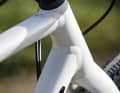 La marque de fabrique : Le Crux DSW expose ouvertement les soudures aux points de jonction.