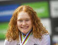 Pieterse avec la médaille d'or qu'elle vient de remporter en tant que championne du monde de cross-country en 2024