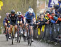 Pieterse (à droite) mène l'échappée avec Marianne Vos (à gauche) au Koppenberg lors du Tour des Flandres 2024.