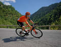 Pionnier italien : le Dogma 60.1 a servi de modèle à l'actuel Pinarello, ici avec l'ancienne star Geraint Thomas. C'est la première fois que les Italiens allient construction légère et aérodynamisme.