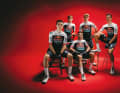 Nouvelle tenue, ancienne répartition des rôles : Primoz Roglic entouré de ses coéquipiers et des jeunes coureurs.