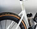Record battu : le SuperX reprend la tige en carbone et le tube de selle filigrane du vélo polyvalent de course SuperSix Evo. Il en résulte un confort arrière de première classe.