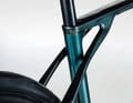 Un classique du design : le nœud marquant du tube de selle caractérise le Pulsium depuis la première heure. Les haubans étant fixés au tube supérieur, le tube de selle est libre et peut rebondir sur une large plage.