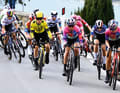 Pauline Ferrand-Prévot (maillot jaune) et la gagnante du Tour Kasia Niewiadoma (à droite dans le maillot Canyon-SRAM) s'engagent en tête. En arrière-plan (au centre), l'Allemande Liane Lippert