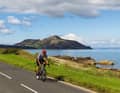 La route côtière avec le rocher de Holy Isle dans le Firth of Clyde