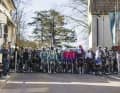Startaufstellung - Auf der Hauptstraße von Zusmarshausen ist die Elite bereit für das Rennen