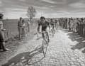Und ewig holpert das Kopfsteinpflaster: Rennfahrer kommen und gehen, die Pavés bleiben. Hier jagt Eddy Merckx 1976 dem Sieg nach. Er gewann das Rennen 1968, 1970 und 1973