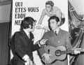 Coup de projecteur - En 1969 paraît un livre sur Eddy Merckx ; à l'occasion de sa présentation à Bruxelles, il rencontre son compatriote, le chanteur Salvatore Adamo, alors très populaire. Pour la photo, les deux hommes échangent leurs outils de travail.