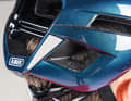 Seuls quelques fabricants équipent leurs casques de matériel réfléchissant.  Abus montre l'exemple avec le Stormchaser Ace