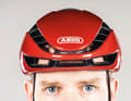 Malgré une coque de casque fermée en haut, les canaux d'air réduits offrent un refroidissement efficace sur toute la tête.