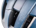 Casque cassé, tête intacte : avec le POC Omne Air Mips, la coque du casque a efficacement absorbé l'énergie de l'impact jusqu'à ce qu'elle se brise.
