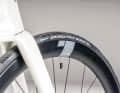 Narrow on wide: The DT rims are wider than usual, the tyres are rather narrow at 25 millimetres