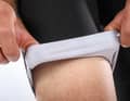 Sans coutures : un pantalon avec un bas de jambe classique doit être sans coutures transversales, idéalement aussi sans imprimés gras en silicone. Cela augmente énormément le confort de port, comme par exemple chez Löffler.