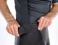 Points de pression : Sur le pantalon de Dynamics, la liaison grossière entre la bretelle et la boîte à pantalon est gênante. À la longue, le blocage du tissu au niveau des hanches et de la taille est agaçant.