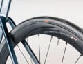 Lightweight combination: The Xentis wheels with aero tyres from Schwalbe are comparatively light.