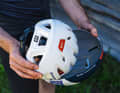 Ich bin zwei Helme: Mit der zusätzlichen Schale wird aus dem ¬Finisher Evo ein Aero-Helm.