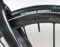 Innovant - L'Aerothan Race de Schwalbe, qui n'est toujours pas disponible, permet de gagner plus de 100 grammes par rapport à un pneu tubeless conventionnel.