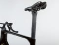 Intransigeante : la béquille aérodynamique plate ne cède presque pas. Cela dérange moins les professionnels que les cyclistes amateurs.