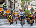 En arrière-plan : lorsque Lorena Wiebes a exulté pour sa victoire lors de la renaissance de Milan-San Remo pour les femmes, Pauline Ferrand-Prévot (à gauche) n'a eu que le rôle de spectatrice.