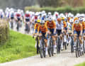 Dominant - Orange partout où l'on regarde. Les maillots nationaux des Néerlandaises dominaient dans le peloton. L'Allemande Romy Kasper s'est mêlée à la course.