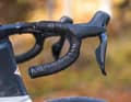 Un plaisir pour les mains : On aime mettre la main dans le guidon inférieur ergonomique.