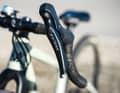 Surdimensionné : les leviers de vitesses Shimano semblent encore trop grands pour les mains des enfants.