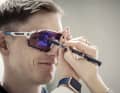 Matej Mohoric en train d'ajuster ses lunettes de cyclisme corrigées