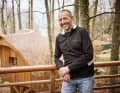 Hôte : Christian Hagenstein a créé avec le Domaine de Haslach une base parfaite pour des tours variés à travers les Vosges ; en arrière-plan, une de ses cabanes dans les arbres