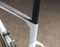 La tige en carbone ne procure qu'un confort de suspension moyen au niveau de la selle