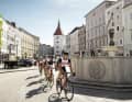 Langstrecken-Ass und Tourenguide Wolfgang Fasching unterwegs mit einer Rennradlergruppe am Stadtplatz Wels