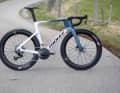 Le Ridley Noah Fast est un vélo de course aérodynamique simple et adapté à un usage quotidien, doté d'une aérodynamique de pointe