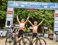 Aux côtés de son mari Michael, Janine Meyer a remporté le classement mixte du TOUR-Transalp en 2025 et 2026