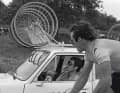 Un duo gagnant : Bernard Hinault et Cyrille Guimard (dans la voiture) n'étaient peut-être pas les meilleurs amis du monde, mais ils ont été pendant de nombreuses années des partenaires commerciaux couronnés de succès