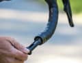 Geheimfach 2: Im Lenkerende versteckt sich ein minimalistisches Werkzeug für die wichtigsten Einstellarbeiten