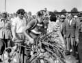 Strahlender Sieger: Gino Bartali bei der Ehrung für seinen Sieg auf der achten Etappe der Tour de France 1948 von Lourdes nach Toulouse