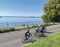 Blauer Himmel, See und Sonne: Radfahren im Urlaubsparadies