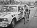 Vor dem Rausschmiss: Michel Pollentier im Bergtrikot der Tour de France 1978, im Auto der Sportliche Leiter Fred De Bruyne. Tage später wurde Pollentier wegen eines Betrugsversuchs bei der Dopingkontrolle disqualifiziert