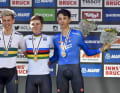 La carrière de Lucas "Luke" Plapp en photos : en 2018, l'Australien termine deuxième aux championnats du monde de cyclisme à Innsbruck dans le contre-la-montre individuel junior derrière Remco Evenepoel (centre/or) et devant Andrea Piccolo (droite/bronze).