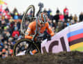 Mais la plupart du temps, c'est Mathieu van der Poel qui a remporté le titre de champion du monde. Il a remporté sa deuxième victoire aux championnats du monde en 2019 à Bogense, au Danemark.