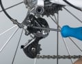 1. the most important setting is the end stop inwards. Turn the crank slowly and push the rear derailleur inwards by hand. Turn the rear Phillips head screw to the right for more travel. The front screw forms the outward limit stop.
