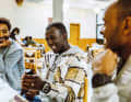 Girmay avec ses collègues Merhawi Kudus (à gauche) et Natnael Berhane (à droite) lors d'un repas
