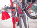 A fixed wash station on the assembly stand can be particularly useful after wet training rides: the bike remains clamped in place for cleaning and drivetrain maintenance, whilst the necessary tools are within easy reach.