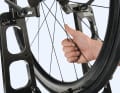 Il existe un moyen mnémotechnique pour trouver le bon sens de rotation : Saisissez le rayon avec la main droite de manière à ce que le pouce soit dirigé vers le moyeu. 