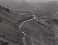 Mystique : le peloton du Tour 1975 dans le paysage volcanique du Puy de Dôme