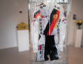 Blickfang: Ein Nationalmannschafts-Outfit aus den 1990er-Jahren im Eisblock bei der Vernissage